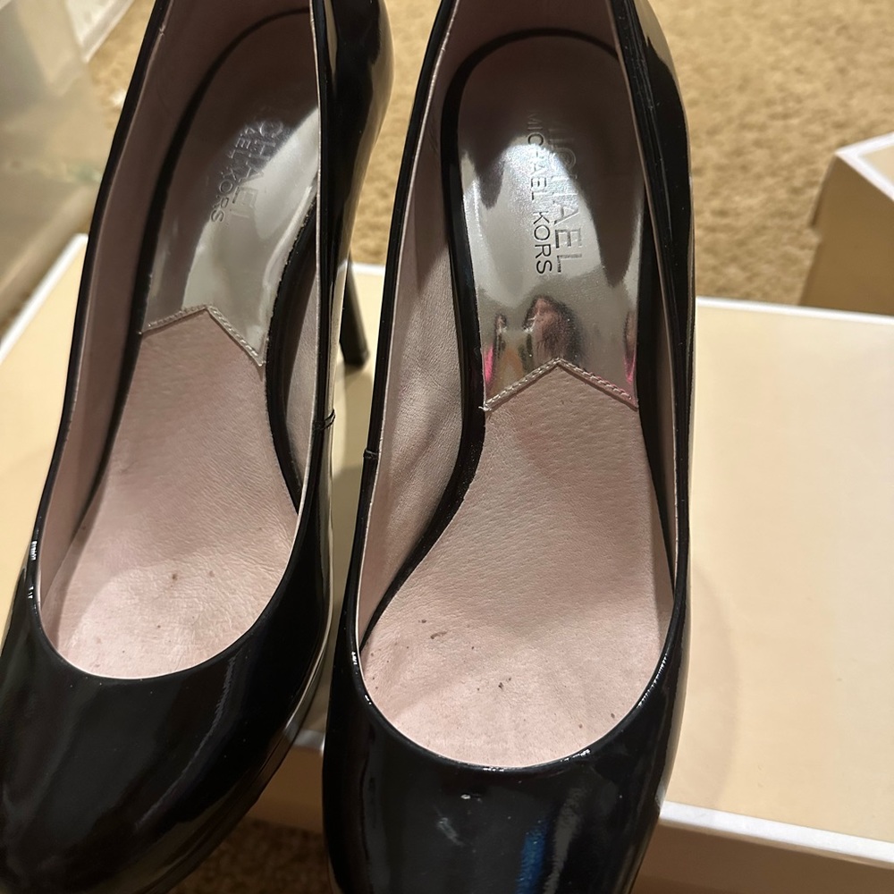 MK patent black pumps
